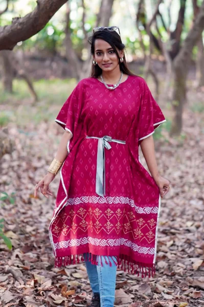 স্টাইলিশ লুকের জন্য অনেকেই জিন্স বা লেগিংসের সাথে পরেন বাহারি রঙের কাফতান/সৌজন্য ছবি