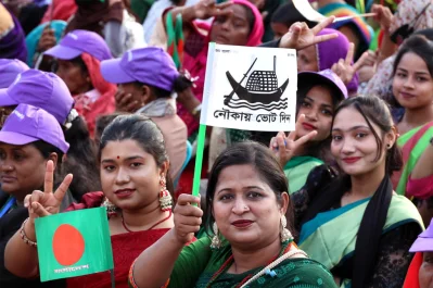 আওয়ামী লীগের নির্বাচনী প্রতীক নিয়ে প্রচারণা সমাবেশে কর্মীরা/প্রধানমন্ত্রীর কার্যালয়