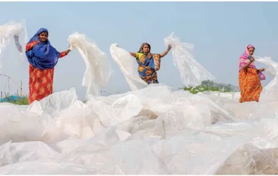 ঢাকার মিরপুর বেড়িবাঁধ এলাকায় তুরাগ নদীর তীরে প্লাস্টিক বর্জ্য বাছাই করছেন নারী শ্রমিকরা/ফাইল ছবি/মাহমুদ হোসেন অপু/ঢাকা ট্রিবিউন