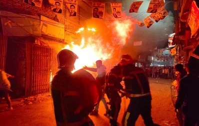 ৩১ ডিসেম্বর দিবাগত রাতে ঢাকার নাজিরা বাজারে একটি দোকানে আগুন লাগে/সংগৃহীত ছবি