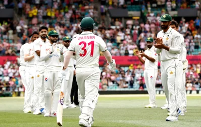 ডেভিড ওয়ার্নারকে `গার্ড অব অনার` দেয় পাকিস্তান/সংগৃহীত