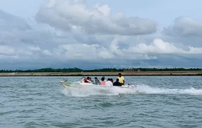 কক্সবাজার শহরের বাঁকখালী নদীর ছয় নম্বর জেটিঘাট থেকে মহেশখালীর গোরকঘাটা জেটিঘাটের দূরত্ব আট কিলোমিটার। স্পিডবোটে এই পথ পাড়ি দিতে সময় লাগে মাত্র ১২-১৫ মিনিট/ইউএনবি