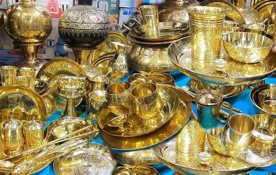 পুরান ঢাকা, হাতিরপুলসহ বিভিন্ন এলাকার তৈজসপত্রের দোকানে পাওয়া যাচ্ছে কাঁসা ও পিতলের বিভিন্ন সামগ্রী/সংগৃহীত
