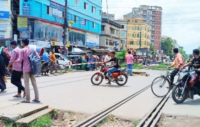 ট্রেন আসার আগে ক্রসিংয়ে গেট ফেলেও যানবাহন চালকদের আটকে রাখা যায় না/ইউএনবি