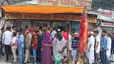 মাতৃ ভাণ্ডারের সামনে ক্রেতাদের সারি/ঢাকা ট্রিবিউন