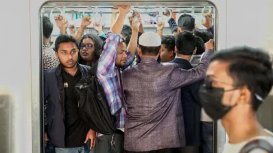 মেট্রোরেল ঢাকার যাতায়াতে এনেছে নতুন মাত্রা। বিপুলসংখ্যক মানুষ এই গণপরিবহনে যাতায়াত করছেন নিয়মিত (৮ ফেব্রুয়ারি, ২০২৪ ফার্মগেট স্টেশন থেকে তোলা ছবি)/আহাদুল করিম খান/ঢাকা ট্রিবিউন