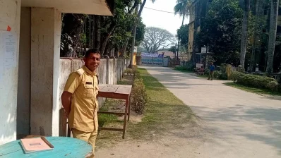 দৌলতপুর জুট মিলে অলস সময় কাটে নিরাপত্তাকর্মীদেরও/ঢাকা ট্রিবিউন