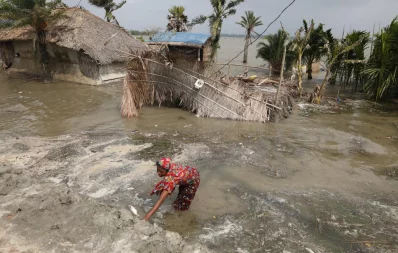 ঘূর্ণিঝড় ইয়াসের প্রভাবে খুলনার কয়রা উপজেলার কপোতাক্ষ-শাকবাড়িয়া নদীর পানি বৃদ্ধি পেয়ে ভেঙে গেছে বেড়িবাঁধ। এতে তলিয়ে গেছে সেখানকার অন্তত ৪০ গ্রাম/ফাইল ছবি/জাকির হোসেইন চৌধুরী/ঢাকা ট্রিবিউন