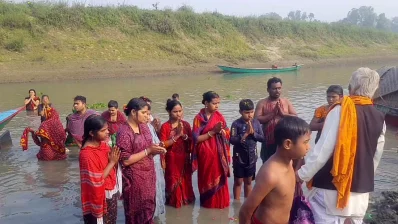 টাঙ্গাইলের বাসাইল উপজেলায় ডুবমেলায় অংশ নিলে পূণ্য মেলে বলে বিশ্বাস ভক্তদের (২৪ ফেব্রুয়ারি, ২০২৪)/ঢাকা ট্রিবিউন