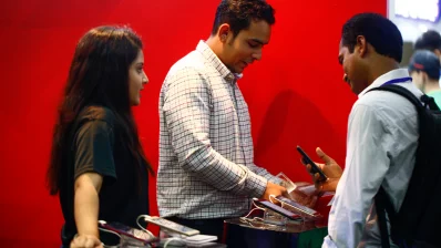 বর্তমানে ‘দাম দিয়ে কিনব, ভালো দেখেই কিনব’ এমন চিন্তা থেকে স্মার্টফোন কিনতে চান অনেকে/ফাইল ছবি/ঢাকা ট্রিবিউন