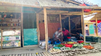 ক্যাম্পের ভেতরে মোবাইল ফোন ব্যবহার করছে রোহিঙ্গারা/এসকে শরিফউদ্দিন আহাদ/ঢাকা ট্রিবিউন