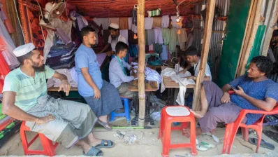 রোহিঙ্গা ক্যাম্পে মোবাইল ফোনের ব্যবহার দেশের অন্যান্য এলাকার মতোই স্বাভাবিক ব্যাপার/এসকে শরিফউদ্দিন আহাদ/ঢাকা ট্রিবিউন