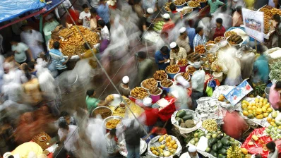 ফাইল ছবি: রমজানে ঢাকার চকবাজারে জমজমাট ইফতার বাজার/ঢাকা ট্রিবিউন