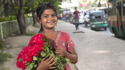 সাত-আট বছরের পথশিশুরা হাতে ফুল নিয়ে সবার কাছে ছুটে যায় বিনিময়ে কিছু টাকা/ফাইল ছবি/ঢাকা ট্রিবিউন