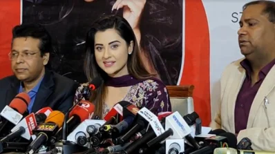 সাংবাদিকদের সঙ্গে কথা বলছেন বুবলী/সংগৃহীত