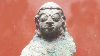 দেব-দেবীর প্রায় অর্ধশতাধিক মূর্তি ও অংশবিশেষ উদ্ধার করে স্থানীয়রা/ঢাকা ট্রিবিউন