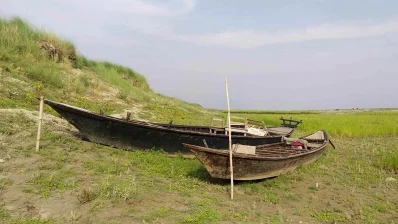 তীব্র খরায় শুকিয়ে গেছে নদীও। নদীর চরে চাষবাস করছেন স্থানীয়রা/ঢাকা ট্রিবিউন