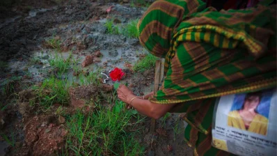 রানা প্লাজায় নিহত স্বজনকে ফুল দিয়ে স্মরণ/মাহমুদ হোসেন অপু/ঢাকা ট্রিবিউন