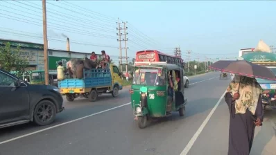 ঢাকা-আরিচা মহাসড়কে বিনা বাধায় চলে তিন চাকার সিএনজি অটোরিকশা। এতে দুর্ঘটনার ঝুঁকি বাড়ছে (২ মে, ২০২৪)/ঢাকা ট্রিবিউন