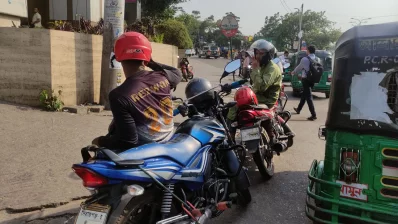 দীর্ঘক্ষণ হেলমেট পরে থাকলে ঘাম থেকে জমে ব্যাক্টেরিয়া/শাহরিয়ার ইব্রাহিম/ঢাকা ট্রিবিউন