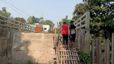 মই বেয়ে সেতুতে ওঠানামা ঝুঁকিপূর্ণ/ঢাকা ট্রিবিউন