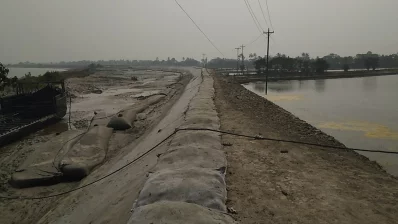 স্বাভাবিক জোয়ারের চেয়ে নদীর পানি বাড়লে উপকূলের বিভিন্ন স্থানে বাঁধ উপচে লোকালয়ে পানি প্রবেশের শঙ্কা তৈরি হয়/ঢাকা ট্রিবিউন