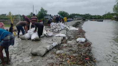 ঘূর্ণিঝড় রিমালের প্রভাবে খুলনার কয়রায় ১১টি পয়েন্ট দিয়ে জোয়ারের পানি লোকালয়ে প্রবেশ করে/ঢাকা ট্রিবিউন
