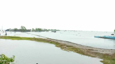 নদীর জোয়ারে পানিতে বেড়িবাঁধ উপচে প্লাবিত হয়েছে বিভিন্ন এলাকা। শত শত পুকুর ও মাছের ঘের ডুবে গেছে/ঢাকা ট্রিবিউন