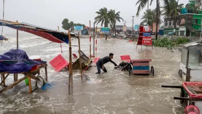 ঢেউয়ের উচ্চতা স্বাভাবিকের চেয়ে কয়েক ফুট বৃদ্ধি পেয়ে উপকূলে আছড়ে পড়ছে/ডয়চে ভেলে