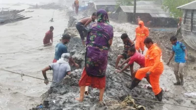 সাতক্ষীরায় ভেঙে যাওয়া বাঁধ মেরামতের চেষ্টায় স্থানীয়রা/ঢাকা ট্রিবিউন