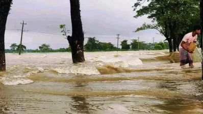 জৈন্তাপুর উপজেলার বাংলা বাজার, রংপানি ও বিলাইমারা এলাকায় সিলেট-তামাবিল মহাসড়কের উপর দিয়ে বন্যার পানি প্রবাহিত হচ্ছে/ইউএনবি