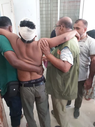 স্থানীয়দের সঙ্গে সংঘর্ষে আহত গাজীপুরের এক বনকর্মীকে হাসপাতালে নিয়ে যান সহকর্মীরা (৩০ মে, ২০২৪)/ঢাকা ট্রিবিউন