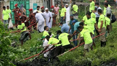 জামালপুরের গবা খালে পরিচ্ছন্নতা অভিযানে কাজ করছেন স্বেচ্ছাসেবী ও শ্রমিকরা (৩১ মে, ২০২৪)/ঢাকা ট্রিবিউন