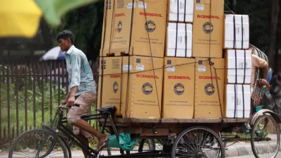শীতাতপ নিয়ন্ত্রণ যন্ত্র (এসি) বহন করে নিয়ে যাচ্ছেন এক ভ্যানচালক/মাহমুদ হোসেন অপু/ঢাকা ট্রিবিউন
