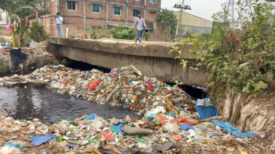 কারখানার রাসায়নিক ও প্লাস্টিক বর্জ্যে বাধাপ্রাপ্ত নদীর স্রোতধারা/ঢাকা ট্রিবিউন