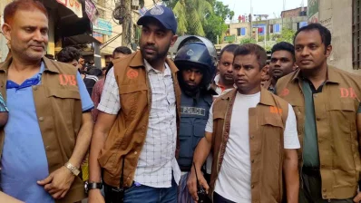 পুলিশের হাতে গ্রেপ্তার সাভারের মাদক কারবারি স্বপন/ঢাকা ট্রিবিউন