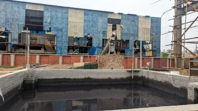 চামড়া সংরক্ষণের বর্জ্য আলাদা করার পর  ক্রোম আলাদা করার জন্য এ পুকুরে দূষিত পানি ফেলা হয়। শনিবার, ১৫ জুন ২০২৪/ঢাকা ট্রিবিউন