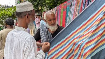 গামছা দেখছেন একজন ক্রেতা/ঢাকা ট্রিবিউন