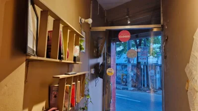 ক্যাফে ভাইভে কিছু বই আর ম্যাগাজিনও রয়েছে/আহমেদ সার্জিন শরীফ