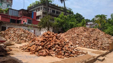 পুরো এলাকাজুড়ে পুরোনো ইটের স্তূপ পড়ে আছে/ঢাকা ট্রিবিউন