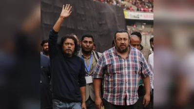 জেমসের সঙ্গে তার মুখপাত্র রুবাইয়াৎ ঠাকুর রবিন/সংগৃহীত