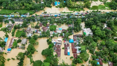বন্যাকবলিত দেশের ১১টি জেলায় মোট ৬ হাজার ৯৮৬টি মোবাইল টাওয়ারের মধ্যে ১ হাজার ৫১০টি টাওয়ায় অচল হয়ে পড়ে/এএফপি