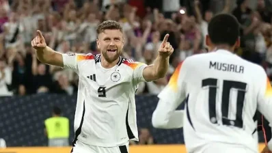 জার্মানির প্রথম গোলটি করে অ্যাস্টিদাতা মুসিয়ালার সঙ্গে নিকলাস ফুলক্রুগের উদযাপন/সংগৃহীত