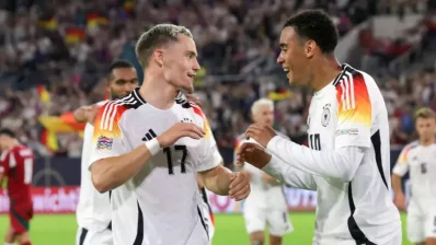 হাঙ্গেরির বিপক্ষে বল পায়ে আলো ছড়ান জার্মানির দুই প্রতিভাবান তরুণ ফ্লোরিয়ান ভিয়ার্টস (বাঁয়ে) ও জামাল মুসিয়ালা/সংগৃহীত