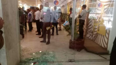 পেট্রোবাংলা প্রধান কার্যালয় পেট্রো সেন্টারের নিচতলার রিসিপশনের গ্লাস ভাঙচুর করেন বিক্ষুব্ধরা/সংগৃহীত