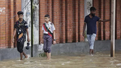 সকালে বৃষ্টির সময় সড়কে যানবাহন সংকট ও ধীরগতির যানবাহনের কারণে অফিস ও স্কুলগামীদের দুর্ভোগ পোহাতে দেখা গেছে/মেহেদী হাসান/ঢাকা ট্রিবিউন