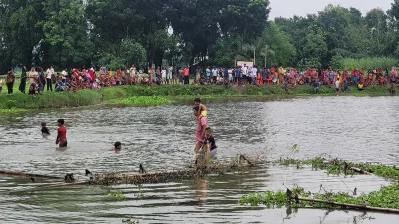 নওগাঁয় হাঁস ধরা প্রতিযোগিতা