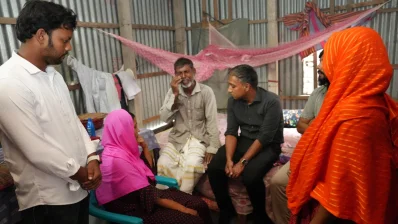 আহতদের পরিবারের সঙ্গে কথা বলছেন পাবিপ্রবি উপাচার্য/সৌজন্য