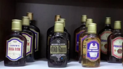 কেরু অ্যান্ড কোং প্রতিদিন ম্যানুয়ালি গড়ে ৭ হাজার লিটার মদ উৎপাদন করছে/ইউএনবি