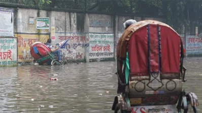 দীর্ঘ সময়ের জলাবদ্ধতায় চরম দুর্ভোগে পড়তে হয় নগরবাসীকে। ছবিটি ৫ অক্টোবর ঢাকার জুরাইন এলাকা থেকে তোলা/আহাদুল করিম খান/ঢাকা ট্রিবিউন